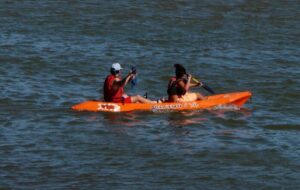 ¿Cuáles son las precauciones que hay que tomar para ingresar al mar en un kayak?