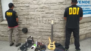 Detienen a una joven que pedía 500 dólares por un bajo robado en Mar del Plata