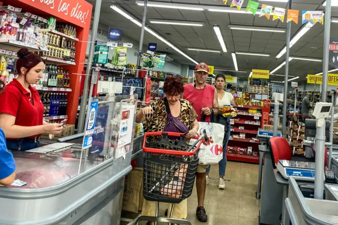 El ajuste golpea fuerte en la clase media: ¿Qué cosas dejó de consumir?