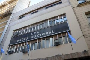 El Gobierno dio de baja 500 contratos en Radio Nacional