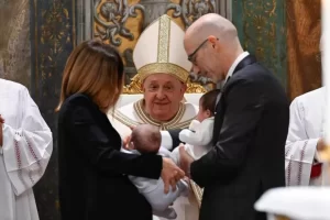 El Papa Francisco pidió que se prohíba la maternidad subrogada: “Ofende la dignidad de la mujer”