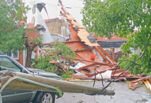 Fuerte temporal de lluvia, viento y granizo en Miramar causó destrozos y la caída del techo de la terminal