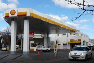 Golpe al bolsillo: las petroleras empezaron a subir sus combustibles alrededor de 27%