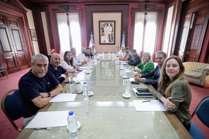 El gobernador reunido con los jefes comunales del Gran Buenos Aires y La Plata. (X @Kicillofok)