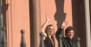 Javier Milei y Fátima Flórez saludaron desde el balcón de la Casa Rosada