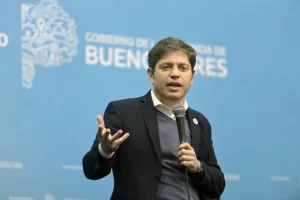 Kicillof visitó Miramar tras el trágico temporal y pidió por la presencia de Milei