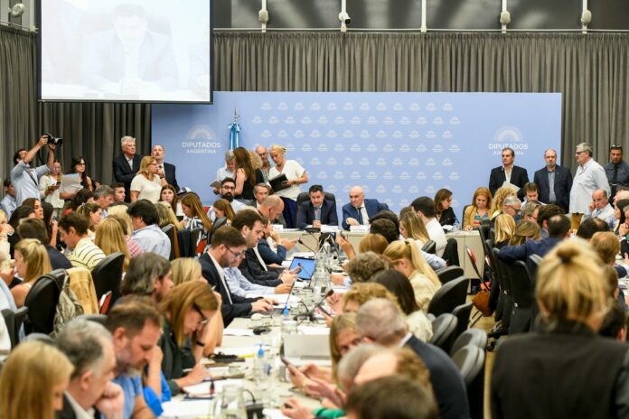 La discusión en comisión logró un dictamen favorable para la ley “Bases”. (Prensa Diputados)