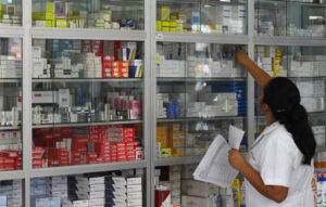 Los farmacéuticos dicen que “en ningún lugar” el precio de los medicamentos es libre