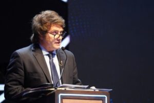 Milei dijo que si la inflación de diciembre es del 30% "tienen que sacarlo en andas a Caputo"