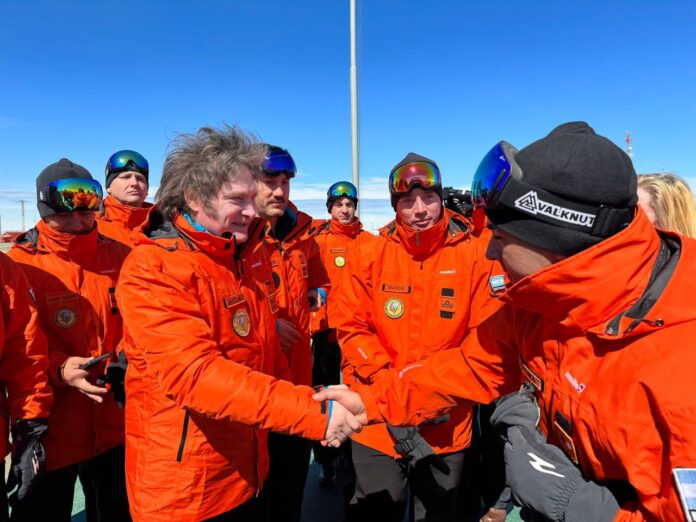 El presidente Javier Milei en su arribo a la base Marambio. (Télam)