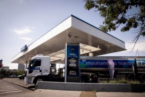 Naftas: descongelan un impuesto y dan vía libre a una nueva suba
