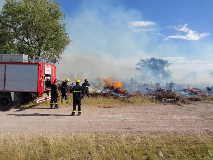 Olavarría: se incendió acopio de leña y el municipio tiene "indicios" de que pudo ser intencional