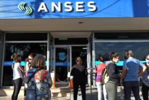 Pagarán haberes y pensiones superiores a $105.713 y recibirán un bono de $55.000