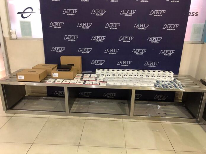 Los artículos confiscados en Ezeiza por la Dirección General de Aduanas. (Prensa Aduana)