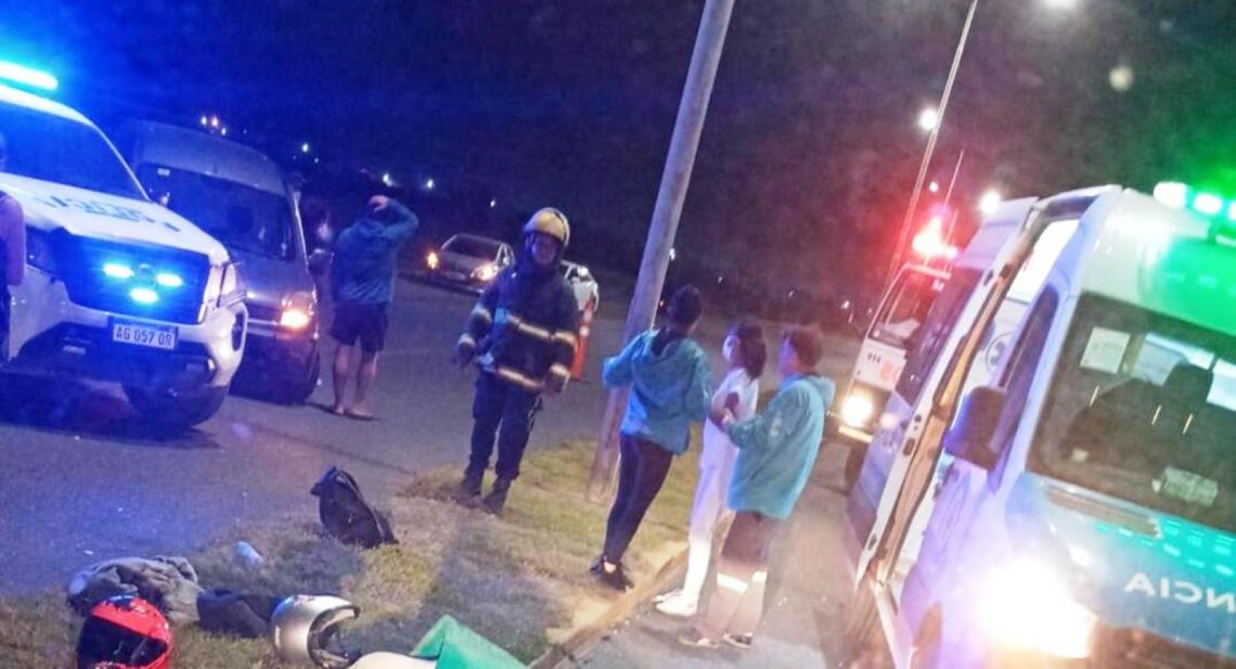 Ruta 11: un hombre que viajaba en moto murió tras chocar contra un auto