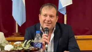 Un empleado municipal amenazó a un intendente bonaerense con incendiar su casa y “manotear” a su hija