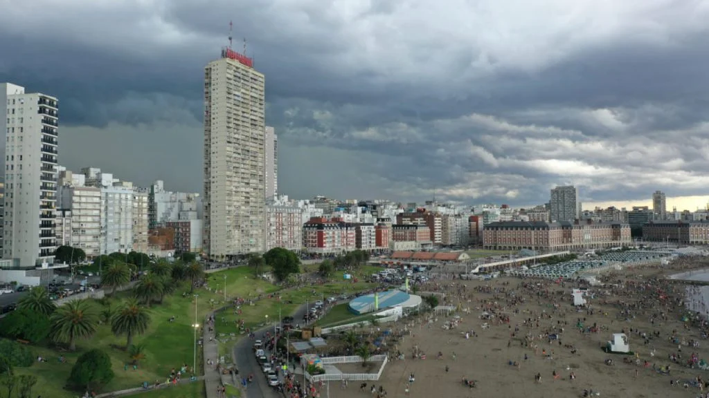 Un fuerte temporal de lluvia y granizo azotó Mar del Plata