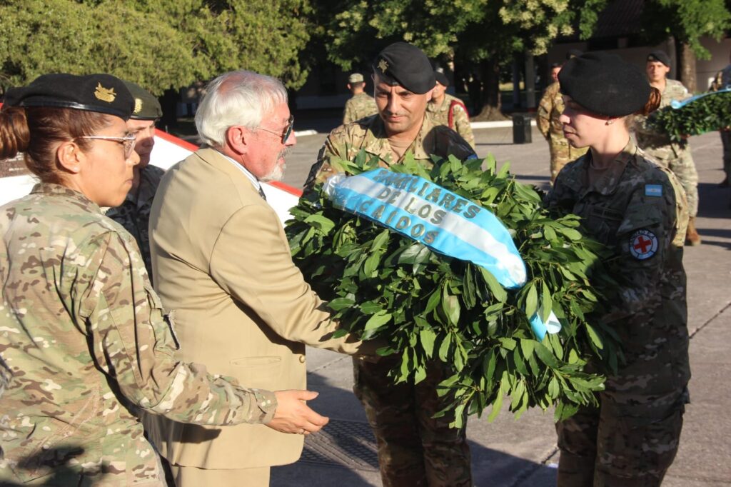 Entrega de ofrendas a los familiares de los fallecidos en el ataque. (Facebook Ejército Argentino)