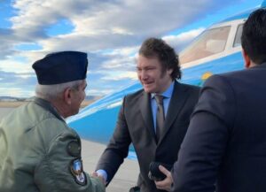Javier Milei comienza la gira internacional que lo llevará a reunirse con el papa Francisco
