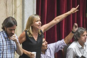 Ley Bases: Represión, presencia de Sosa e insultos a Bregman en el primer día
