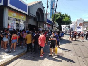Manifestantes de la UTEP marcharon a supermercados a pedir comida
