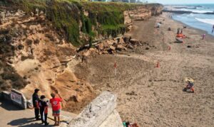 Mar del Plata: se desmoronó un acantilado y un hombre se salvó su vida porque justo se metió al mar