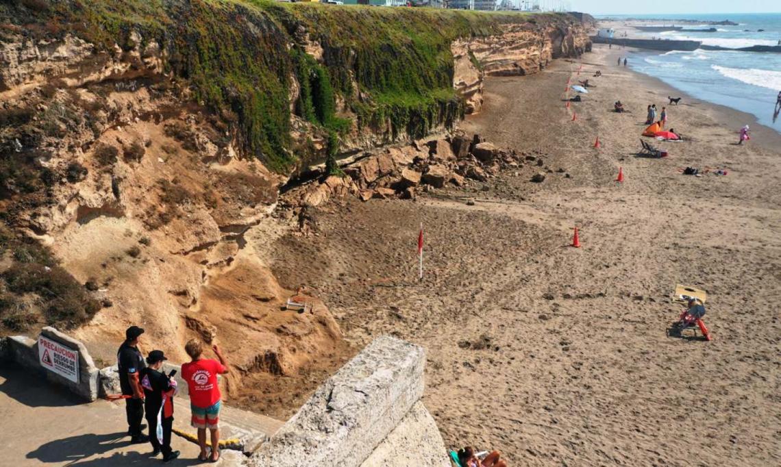 Mar del Plata: se desmoronó un acantilado y un hombre se salvó su vida porque justo se metió al mar