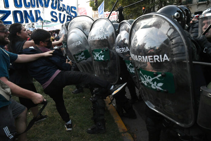 Milei busca acelerar con la Ley Bases en medio de una dura represión en la Plaza