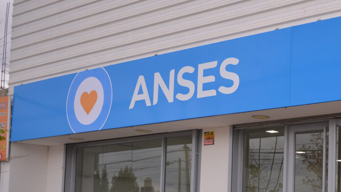 Afirman que echaron a más de 1.200 empleados de la Anses.