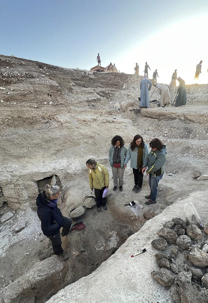 El equipo interdisciplinario incluye historiadoras e historiadores, arqueólogas, conservadoras, historiadores del arte, arquitectos, fotógrafos y un físico. - UNLP -