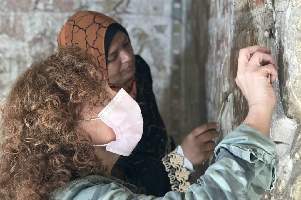 El equipo interdisciplinario incluye historiadoras e historiadores, arqueólogas, conservadoras, historiadores del arte, arquitectos, fotógrafos y un físico. - UNLP -