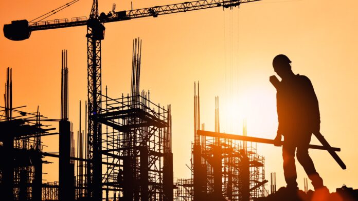 Diez sectores de actividad registraron caídas en la comparación interanual, entre los que se destacan “Construcción”, con un retroceso de 16,9% ia. - Archivo -