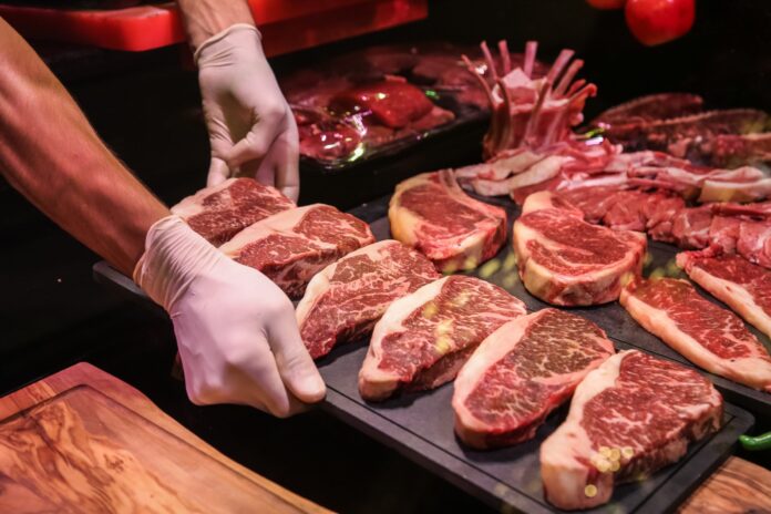 Los salarios promedio cae debajo de la linea de pobreza y se derrumba el consumo de carne
