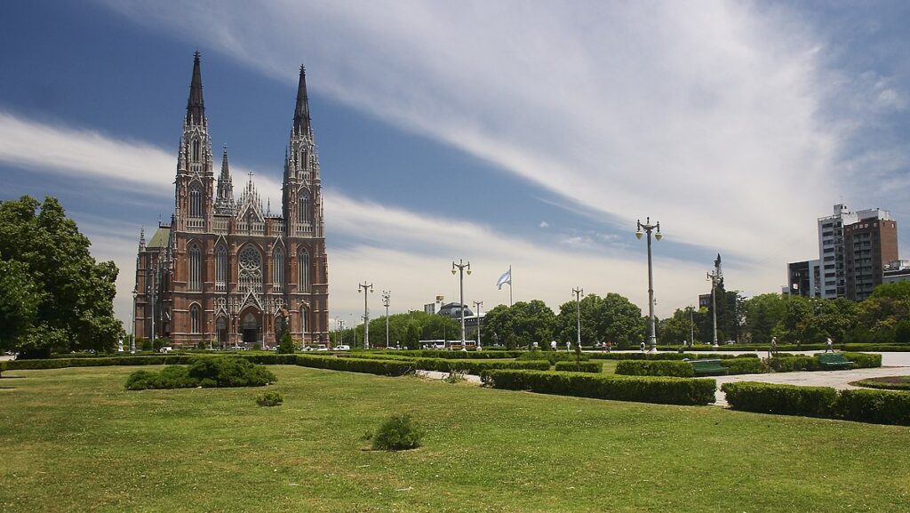 La imponente Catedral de La Plata, en Plaza Moreno. - Archivo -