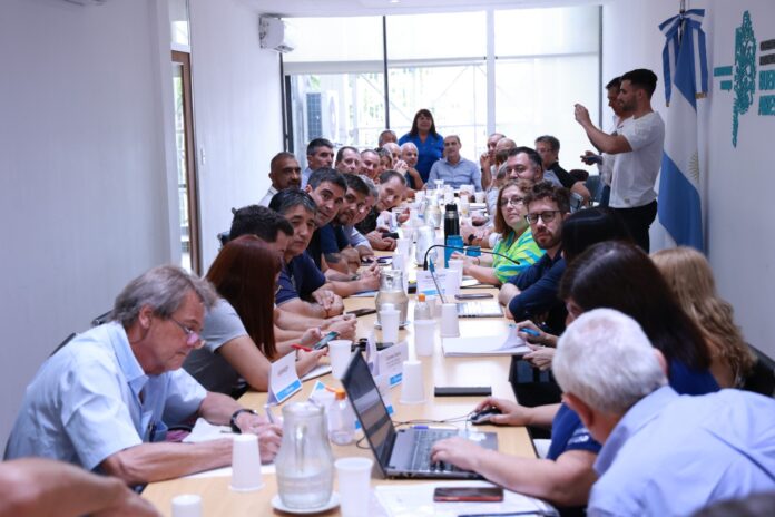 FOTO PARITARIAS Kicillof ofreció 20% de aumento a los estatales y algunos ya acordaron