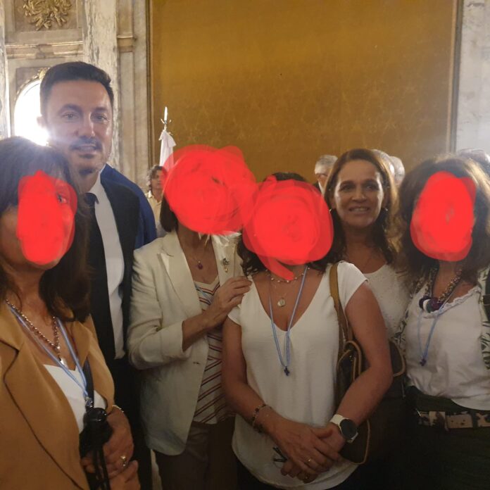 Petri se fotografío con mujeres que piden liberar genocidas en la previa del 24-M