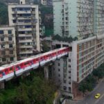 ¿Conocés al tren chino que atraviesa edificios todos los días?