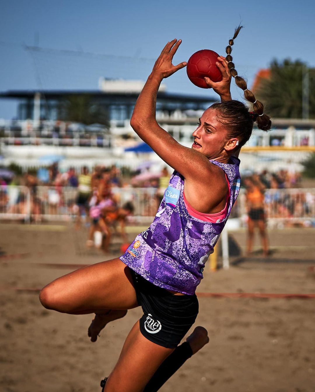 Giuliana Gambas, con los colores de la Municipalidad de La Costa. - Instagram -