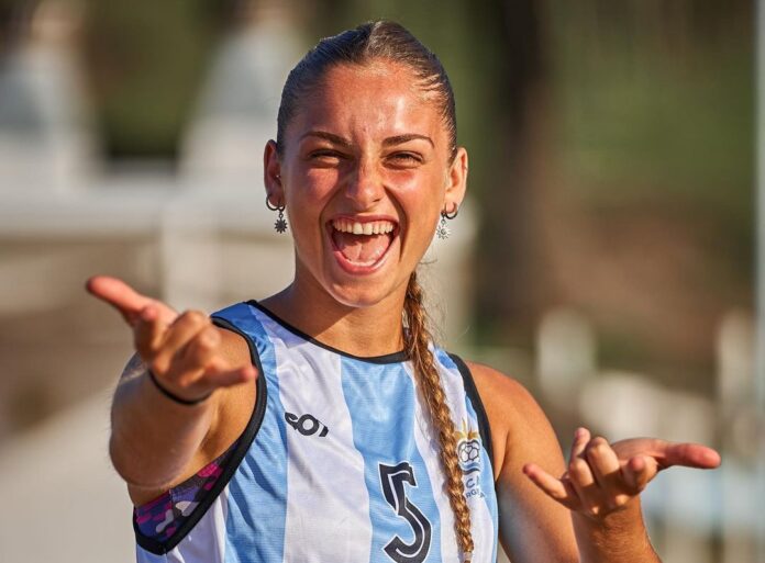 Giuliana Gamba, de Mar de Ajó, integrante de la selección argentina de beach handball. - Instagram -