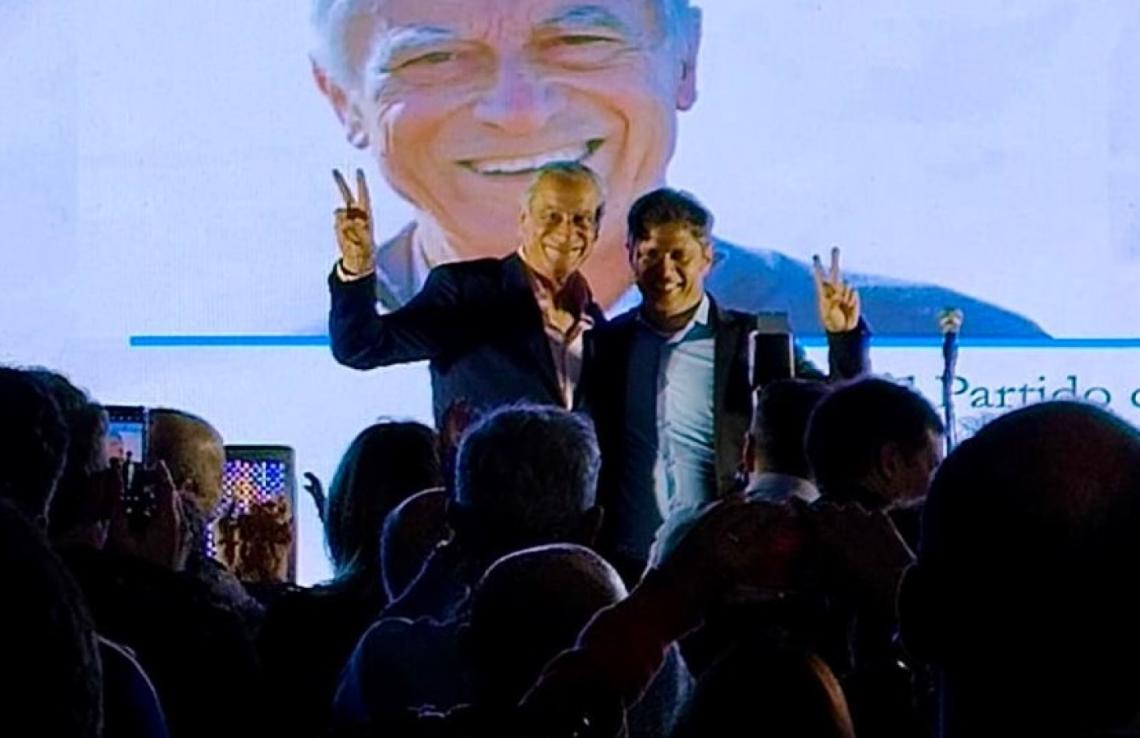 En un acto con Axel Kicillof, el intendente del Partido de La Costa, Juan de Jesús, fue homenajeado a 40 años de la vuelta de la democracia