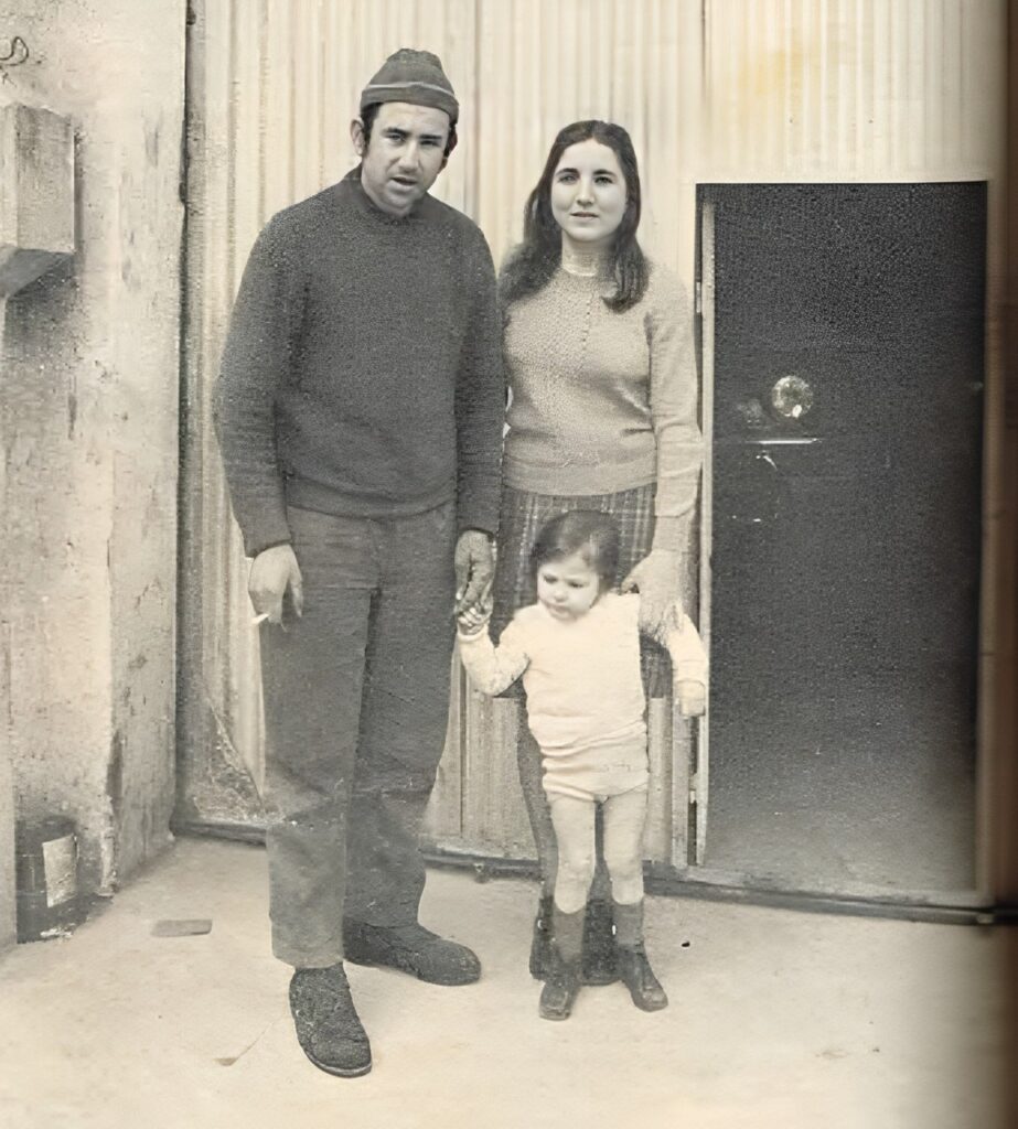 Eduardo de Deugd, su esposa y su hija en el frente de su vivienda. (Gente)