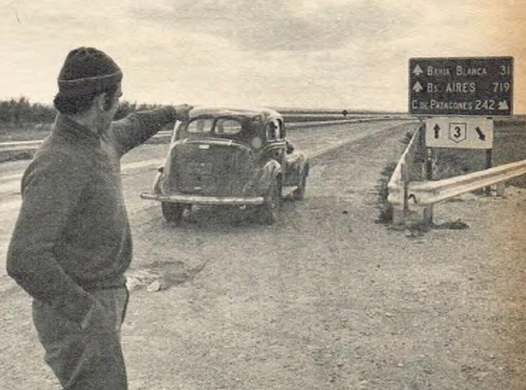 Eduardo de Deugd muestra el lugar donde empezó a fallar su motor; cien metros más adelante vio el ovni. (Gente)
