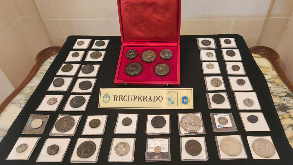 Argentina le devolvió a Italia una invaluable colección de monedas antiguas, de la época del Imperio Romano. - AFIP -