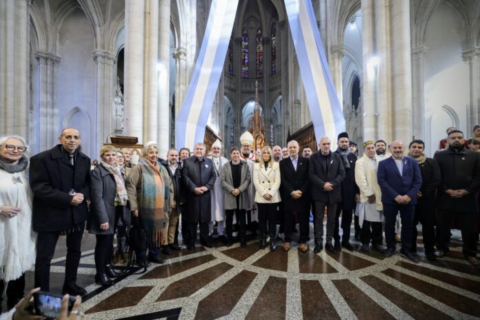El gobernador Axel Kicillof y su comitiva en la Catedral de La Plata. (Gobernación)