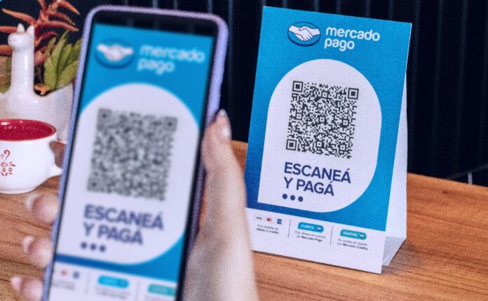 Pagos QR con tarjeta: Mercado Pago acordó no cobrarles comisión a los bancos