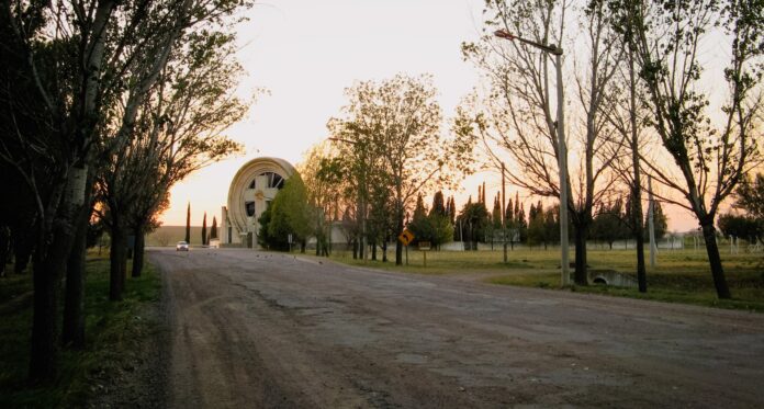 La entrada del cementerio, uno de los puntos turísticos clave de Saldugaray. (DIB | Marcelo Metayer)