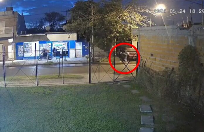 El forcejeo del militar con el delincuente; muy cerca, el cómplice en moto. (Captura de video)