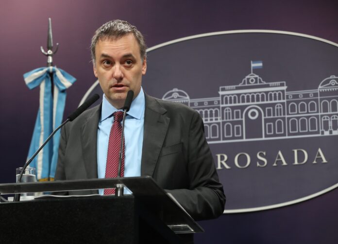 Adorni precisó que ya son 15.000 los despedidos del Estado nacional