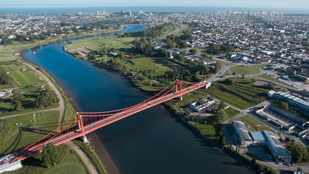 El puente colgante, un ícono de Necochea y Quequén. - Necochea -