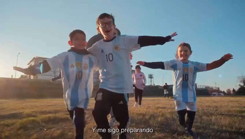 Los chicos que esperan a Messi. (Captura de video)
